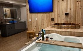 Romantic Luxury Retreat With Private Sauna & Spa, Pet Friendly, Elkside Hideout B&B